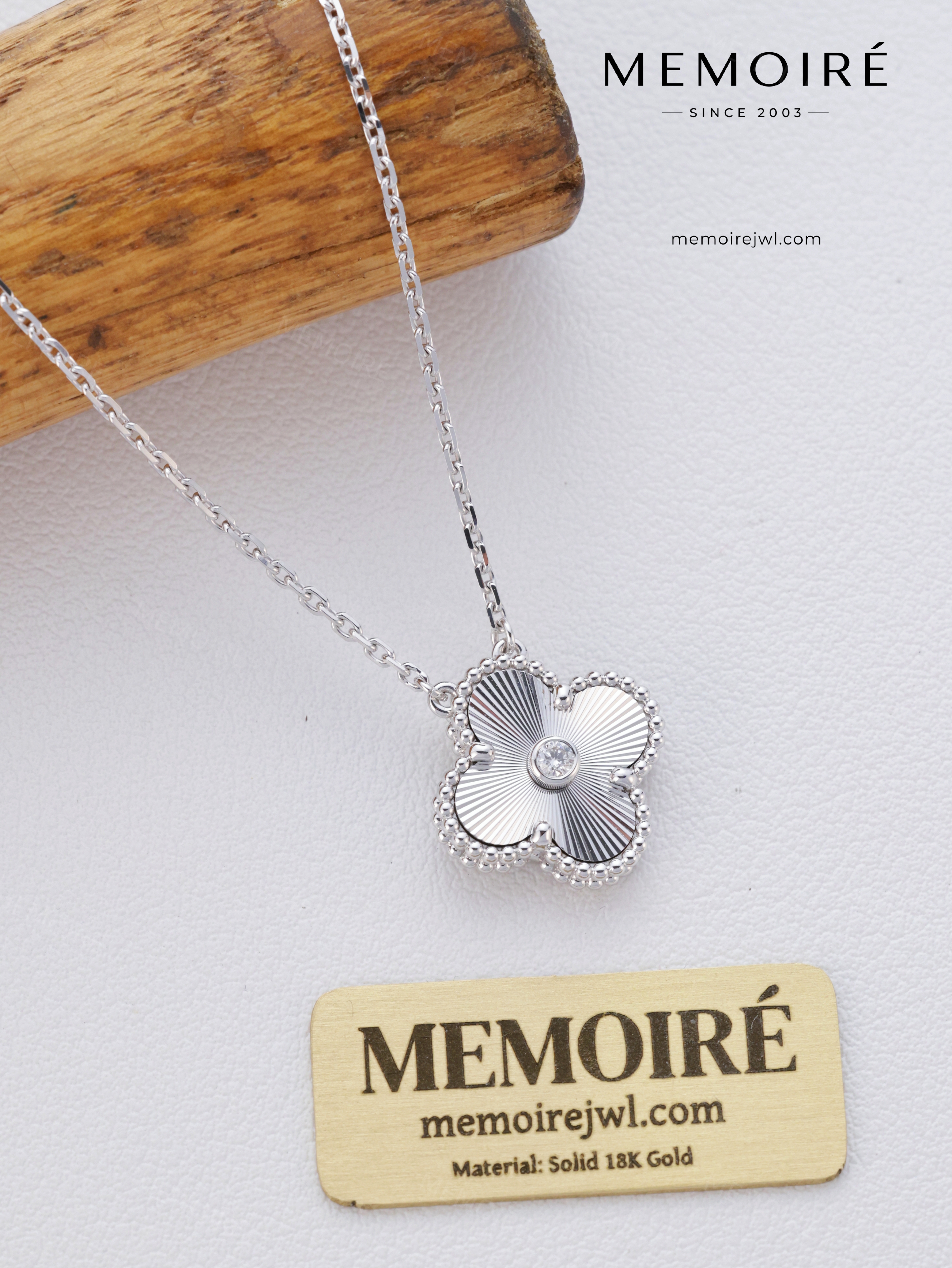 MEMOIRÉ 18K White Gold Laser-Cut Single Flower Necklace with One Diamond